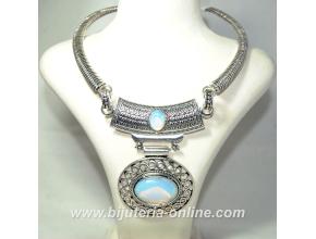 Колие от лунен камък