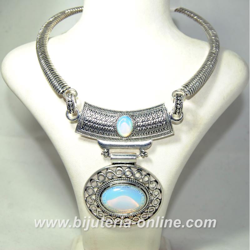 Колие от лунен камък