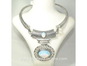 Колие от лунен камък